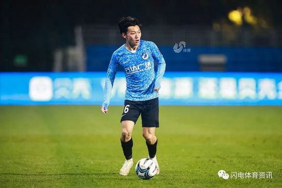 此次;《天气之子》×杨超越海报，由中国顶级摄影师梅远贵拍摄，风格温暖治愈